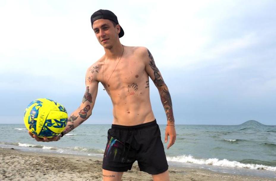 Daniele Baselli palleggia sulla spiaggia di Milano Marittima. Il talento del Torino  il principale protagonista del torneo di calcio che anima la riviera romagnola. Bozzani